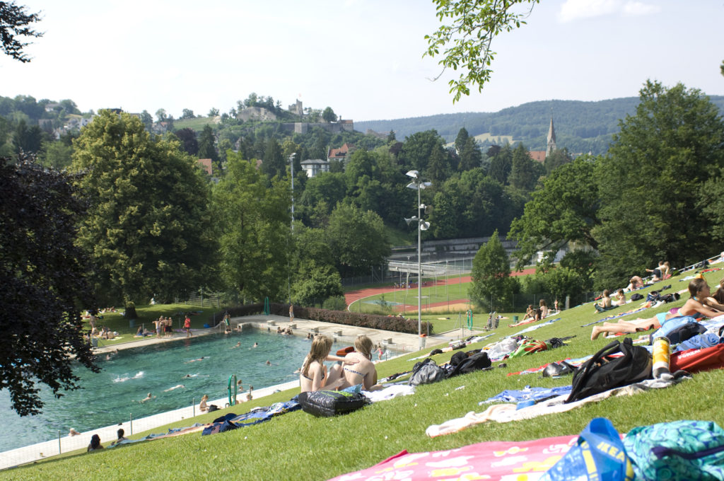 Terrassenbad Baden Wiese Schwimmbad 