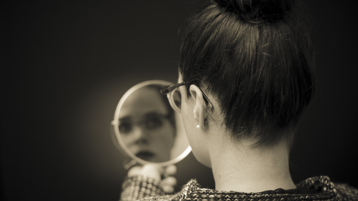 Spiegel Frau mit Spiegel in Sepia 123RF