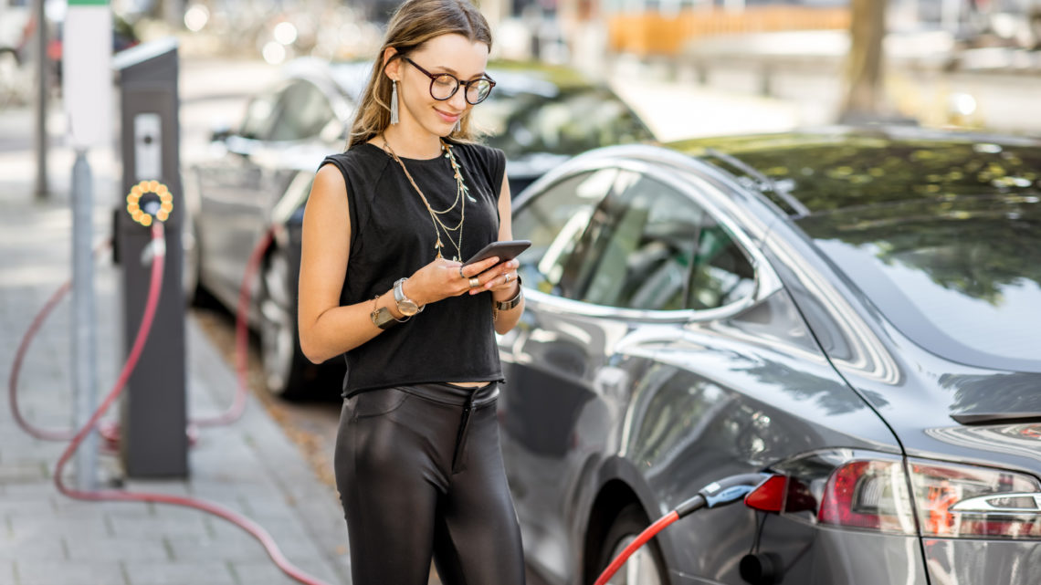 E-Autos Fragen E-Mobilität Frau lädt Elektroauto 123 RF worldofwellness