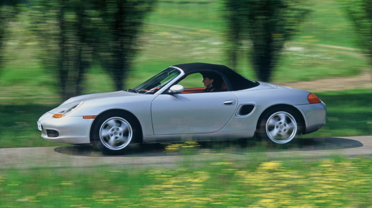 Porsche Baureihen Prinzip damals Autp durch Landschaft fahrend trends&style