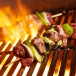 Perfekt Grillieren Grillspiess auf heisser Flamme 123Rf trendsandstyle