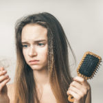 Haarausfall Tipps Frau besorgt um ihre Haare Bürste 123Rf trends&style
