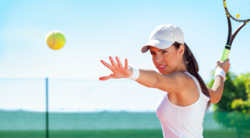 Tennis lernen in jedem Alter Tipps Guide Frau mit Tennischläger Anschlag
