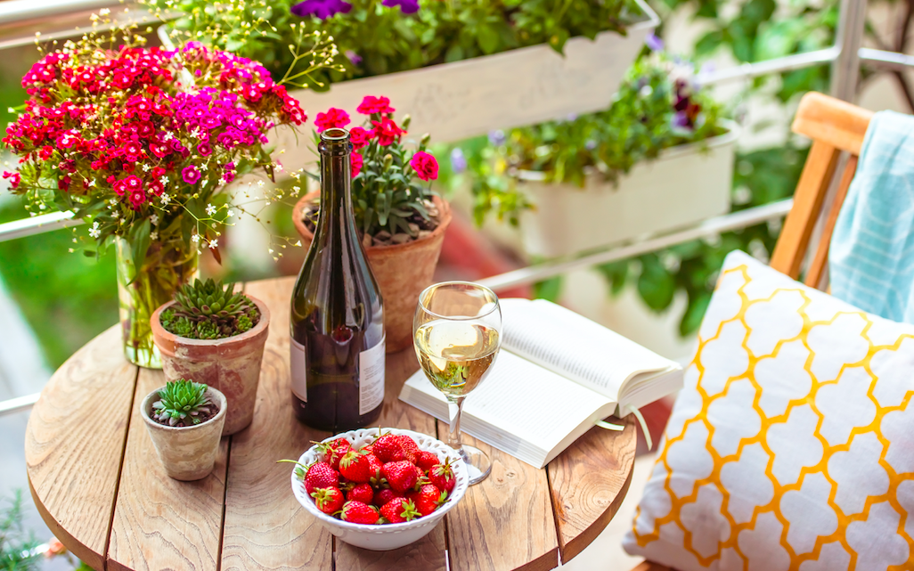 Balkon Garten Ideen Inspiration Tipps Tisch Stühle 123Rf