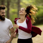 5 Tipps für ein längeres Leben Laufen Jogging Paar Natur Wald 123RF trendsandstyle