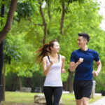Sportarten Kalorien verbrennen Joggen Laufen Paar im Park 123Rf trendsandstyle