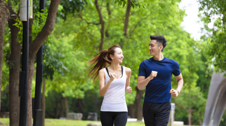 Sportarten Kalorien verbrennen Joggen Laufen Paar im Park 123Rf trendsandstyle