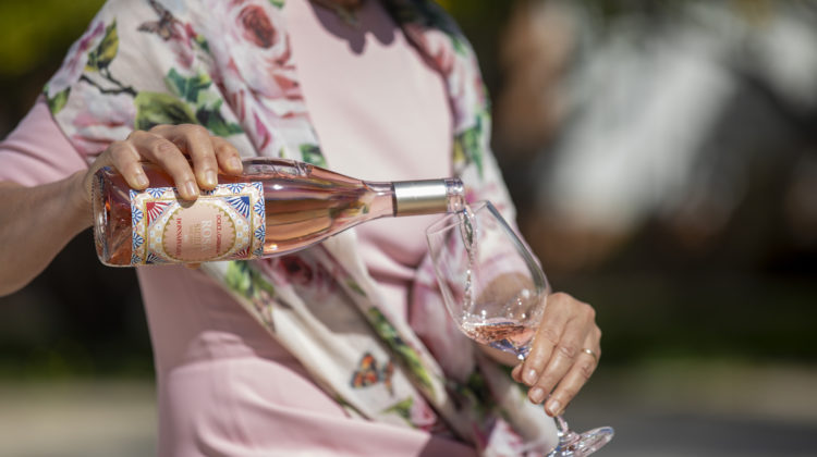 ROSA Dolce&Gabbana_Donnafugata Roséwein Frau Einschank Bild_Josè Rallo trendsandstyle