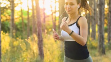 Risikofrei Laufen Rückenfitness AGR Frau läuft mit Kopfhörer