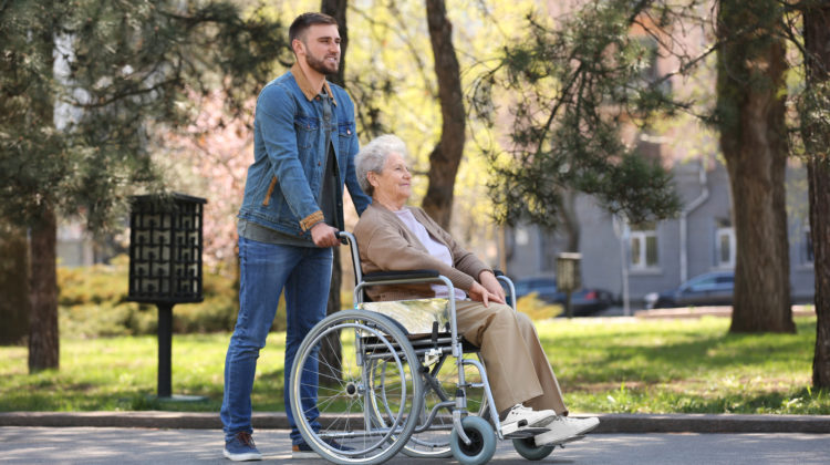 fit60plus AcuMax Med AG shutterstock ältere Frau im Rollstuhl mit junger Mann trendsandstyle