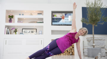 Home-Workouts Frau mit Onlien Trainingsprogramm