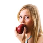 10 Tipps für einen guten Start in den Tag Frau blond isst Apfel Früchte Frucht gesund Gesundheit 123rf