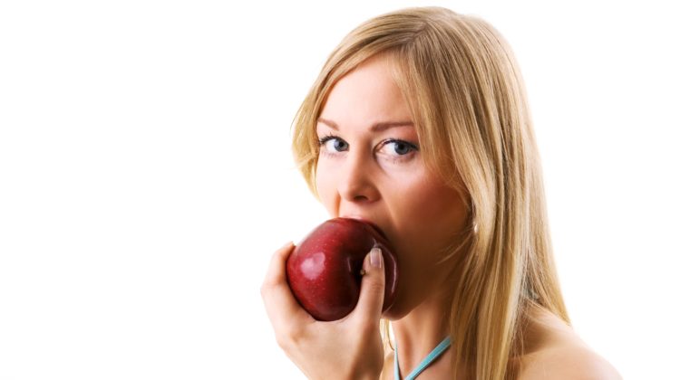 10 Tipps für einen guten Start in den Tag Frau blond isst Apfel Früchte Frucht gesund Gesundheit 123rf