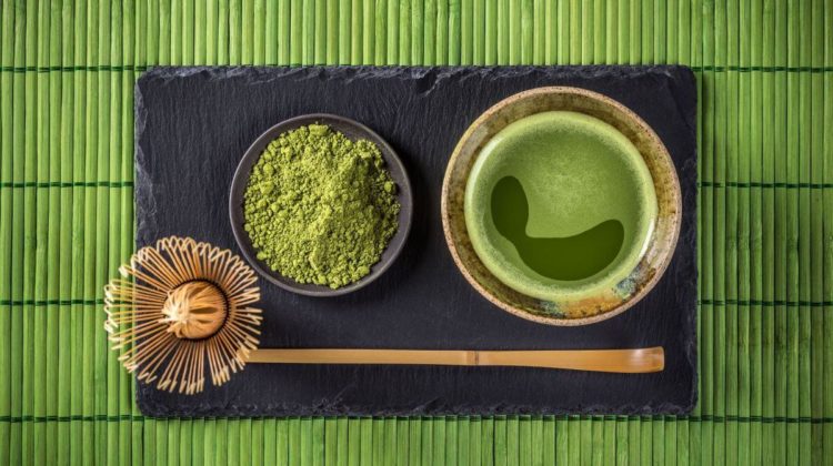 Hoch die Tassen Kaffee Café Matcha Tee Latte Pulver Schwingbesen